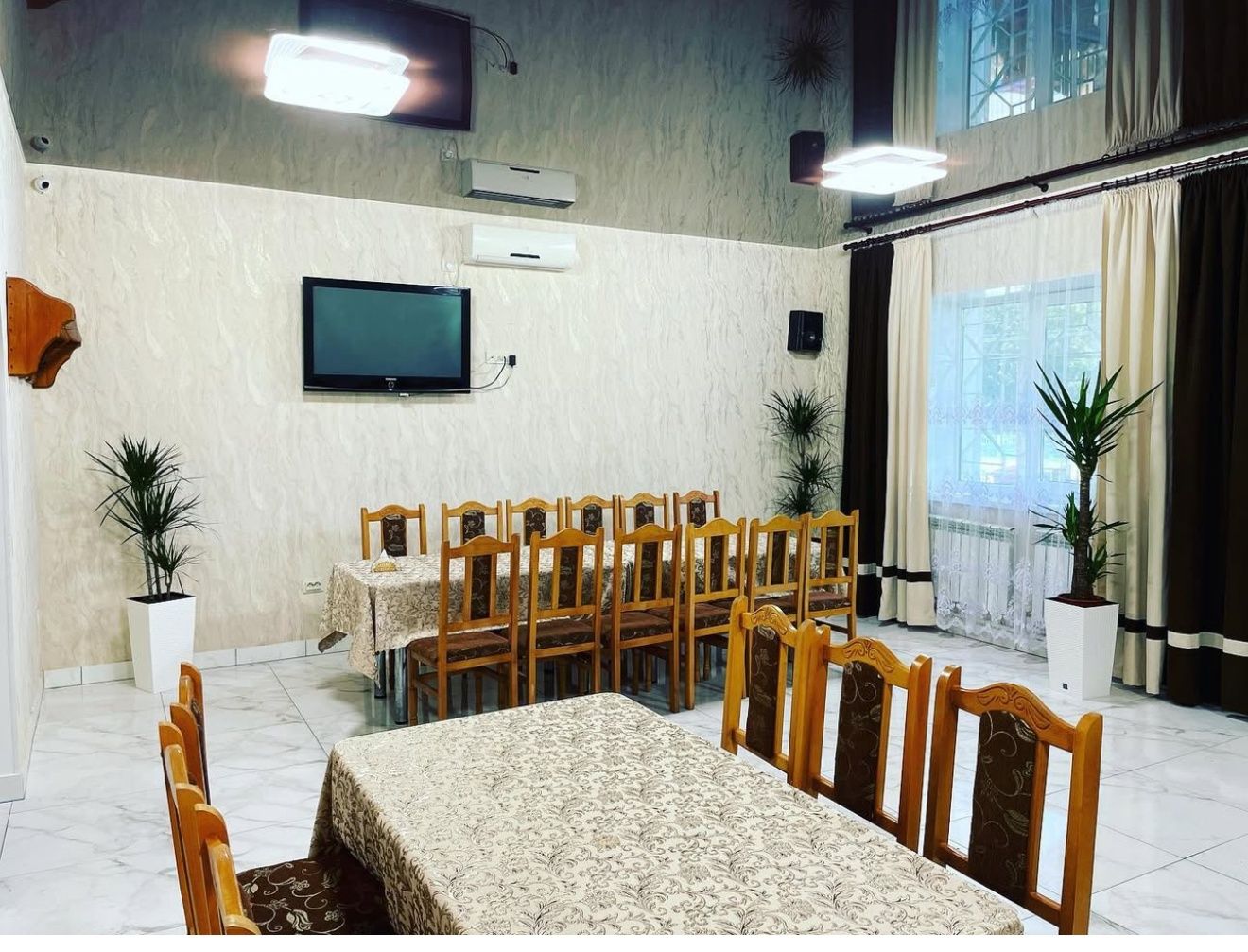 У самому центрі села Мізяківські- Хутора продається діючий бізнес