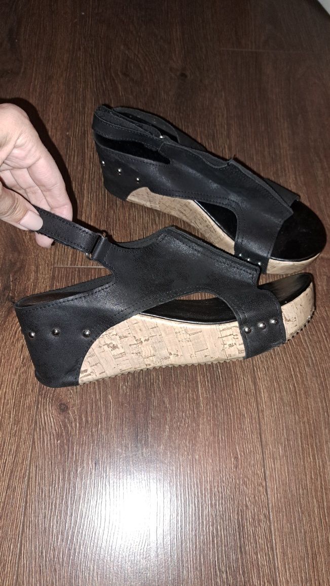 Buty na koturnie lekkie