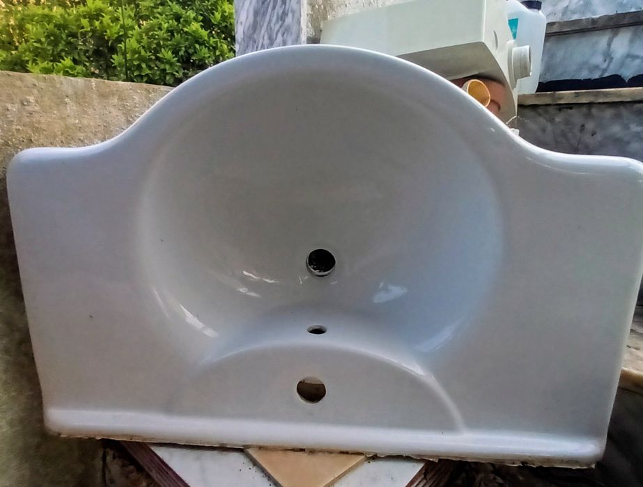 Lavatório usado e tampa para sanita