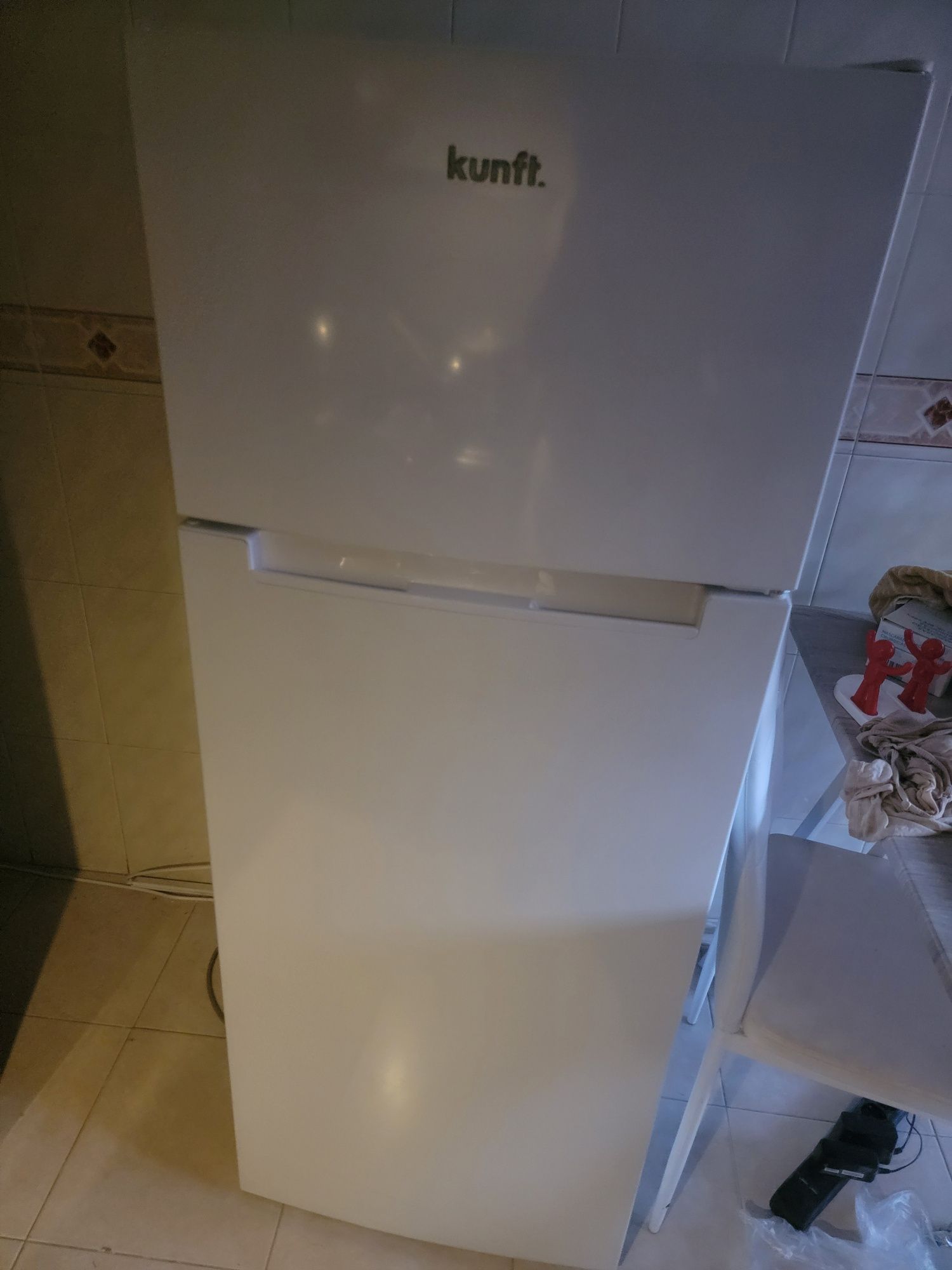 Frigorffico KUNFT KDD5195 (Estático -143 cm -206 L- Branco)