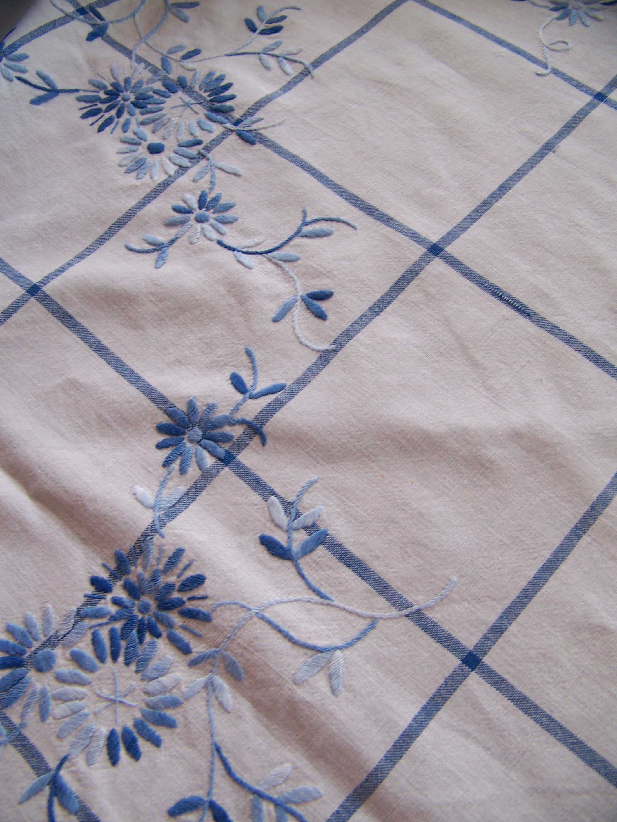 obrus biały haftowany w niebieskie  kwiaty 120/130 cm