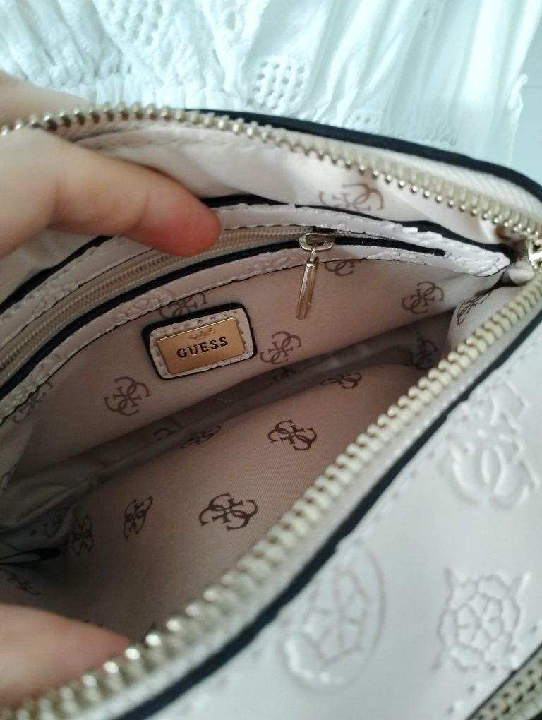 Listonoszka różowa pudrowa guess noelle logo monogram złoty łańcuch