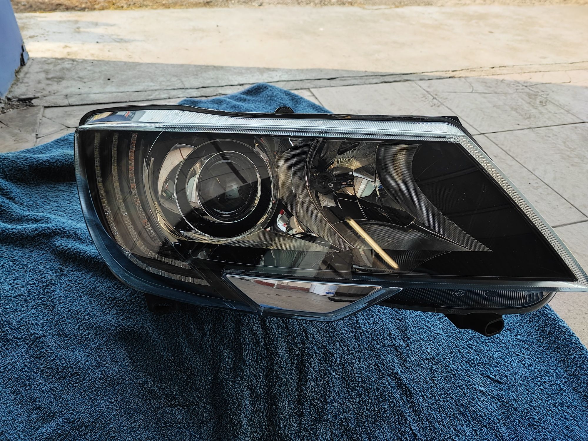 Lampa prawa skoda superb 2 lift Xenon skrętny