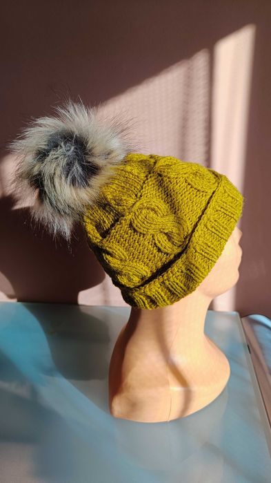 Czapka musztardowa z wywiniętym kołnierzem z pomponem obwód 49cm