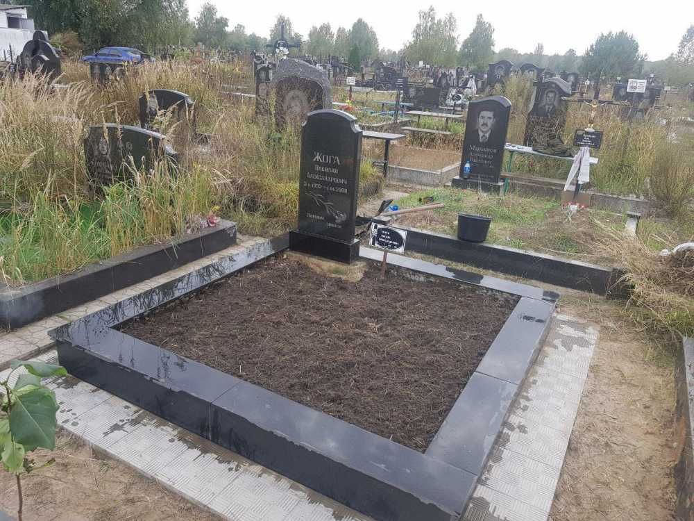 Прибирання могилок, на кладовищі. Покраска, уборка могил
