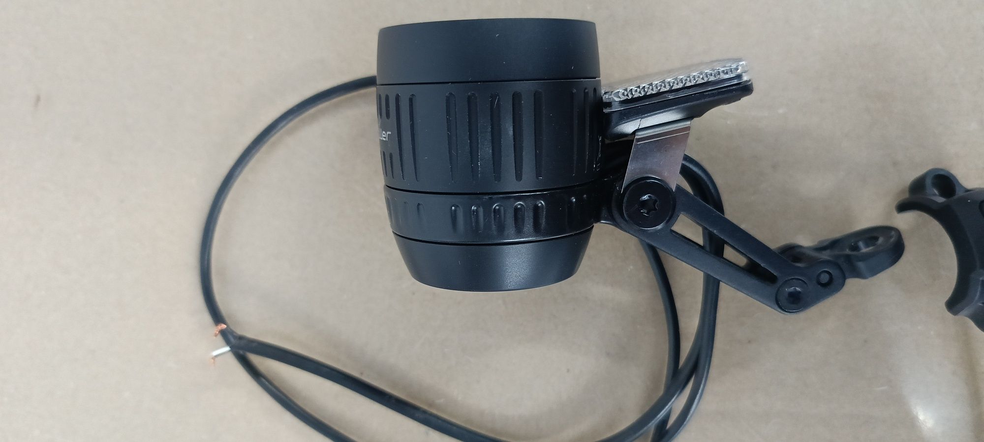 Busch Müller IQ-XS Senso Plus 70Lux . Lampka przednia Dynamo.