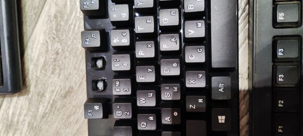 Разом 2 б.у клавіатури і 4 нові