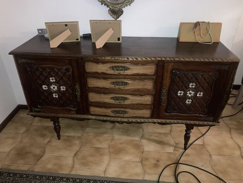Mesa e cadeiras  e aparador antigo