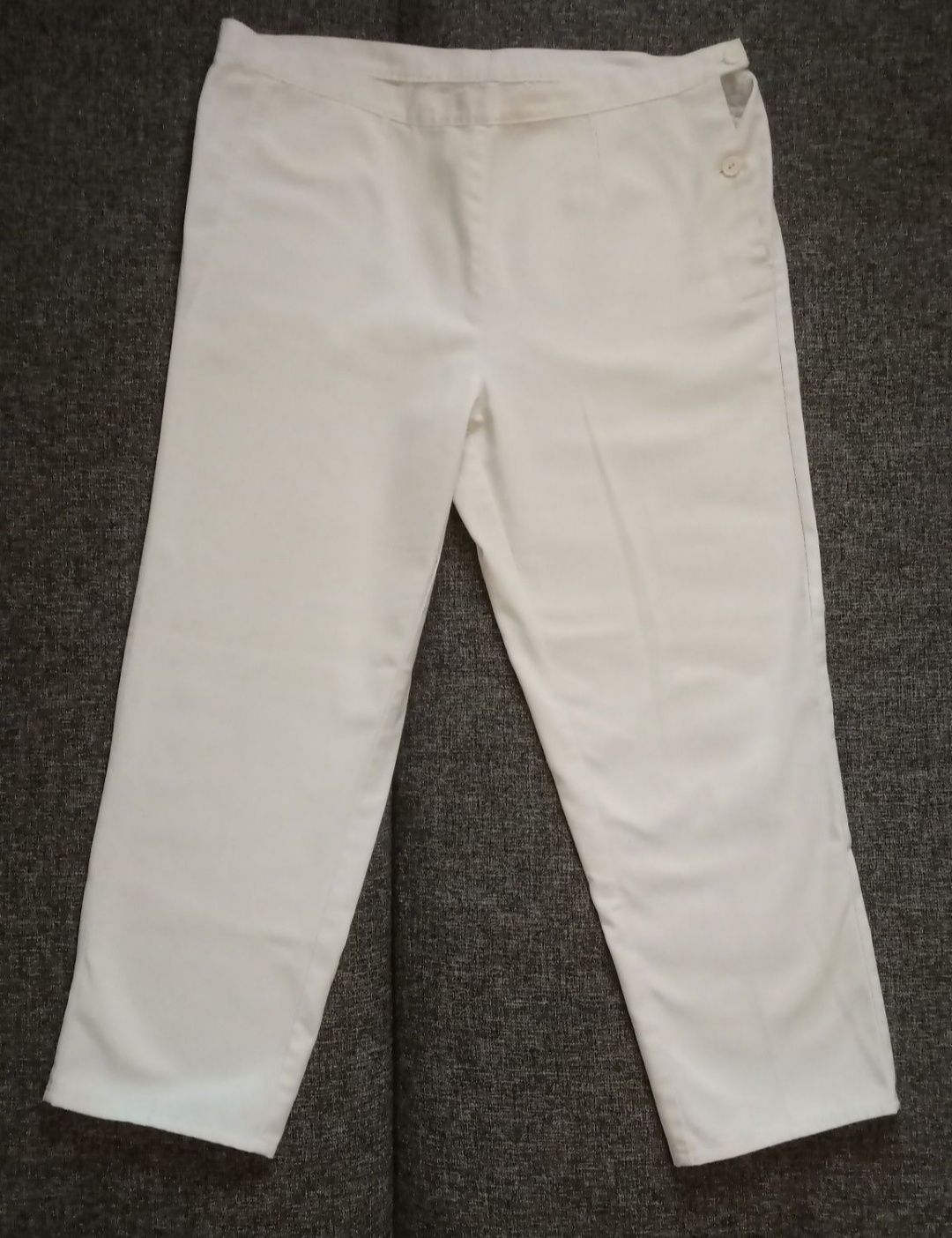 Białe długie spodnie materiałowe