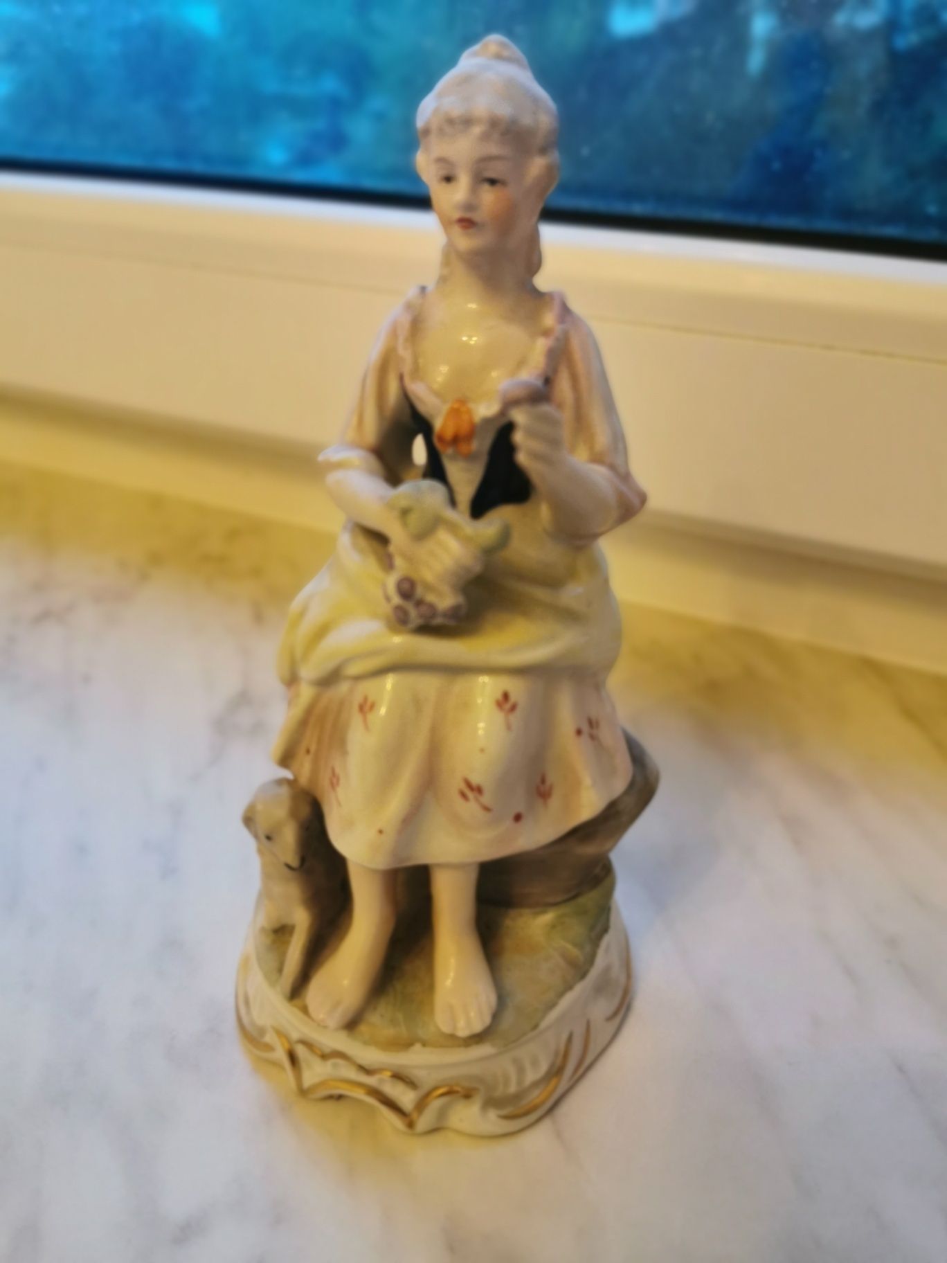 Porcelanowa figurka kobiety