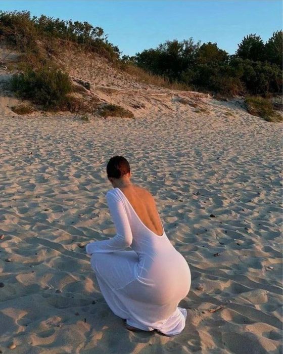 Біла пляжна сукня з відкритою спиною