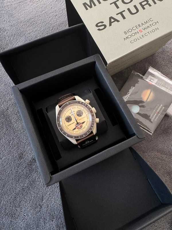 Omega x Swatch SO33T100 – Złoty Blask Saturna