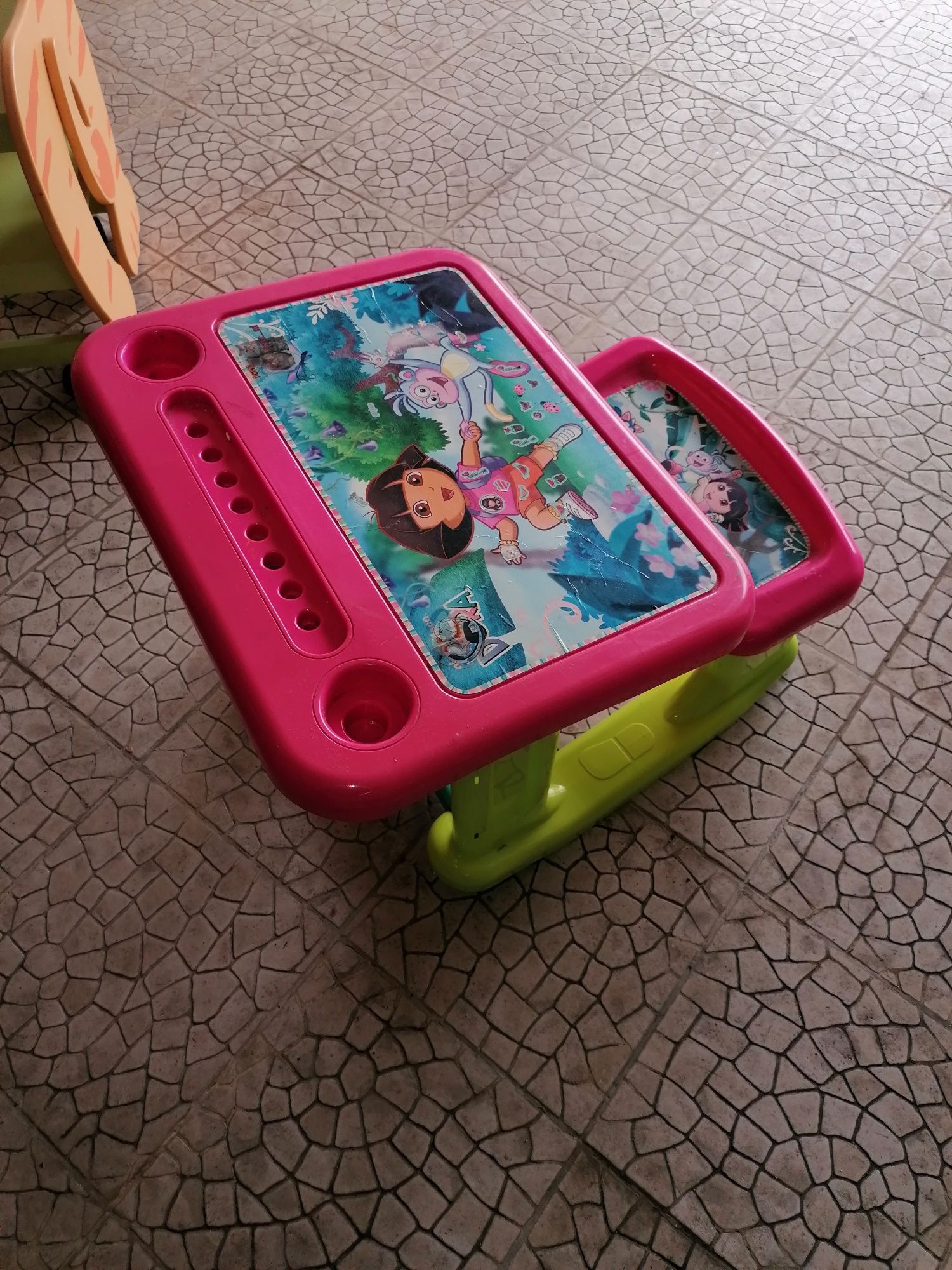 Mesa de criança Dora a exploradora