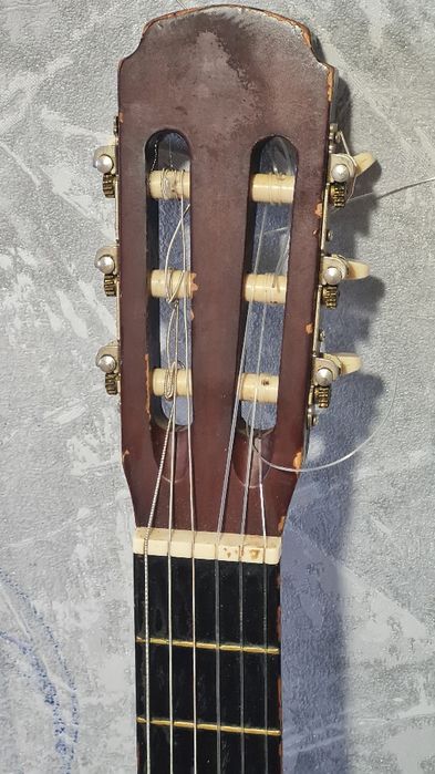 Гитара шестиструнка