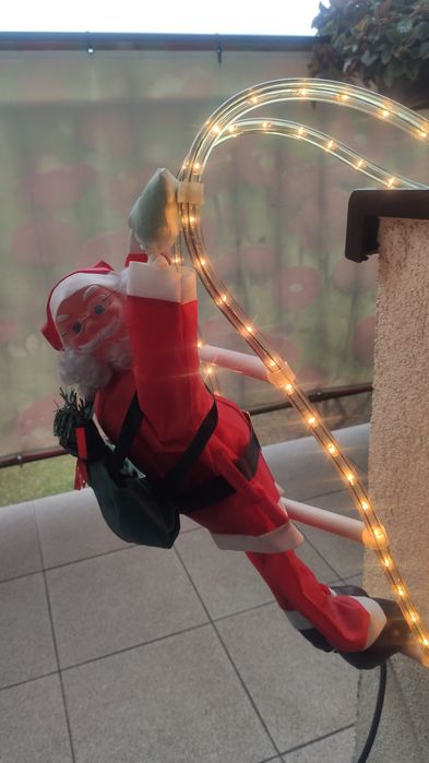 Mikołaj ozdoba świąteczna na świecącej drabinie led