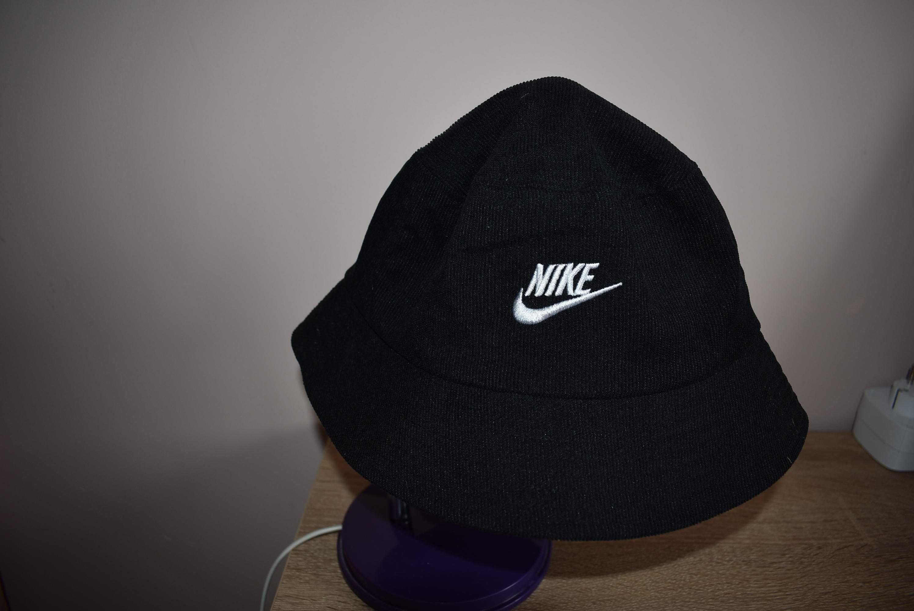 Czarny kapelusz Nike