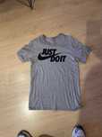T-shirt Nike estampada cinzenta tamanho S
