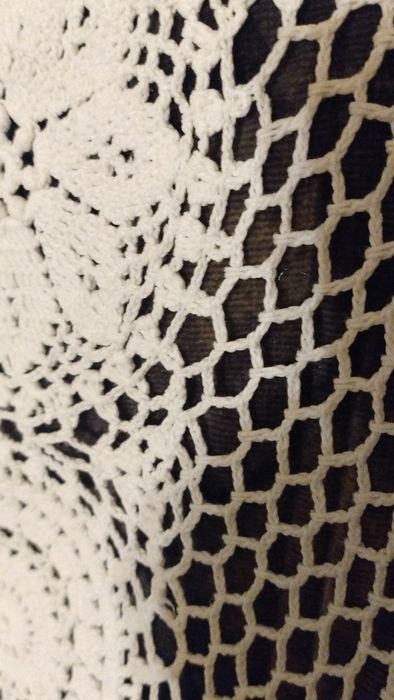 Biała, ładna serwetka szydełkowa