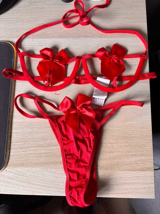 Conjunto de Lingerie Vermelha com Laços