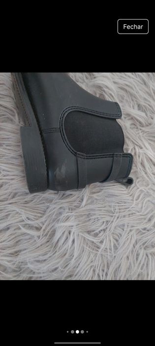 Botas pretas com detalhe em dourado