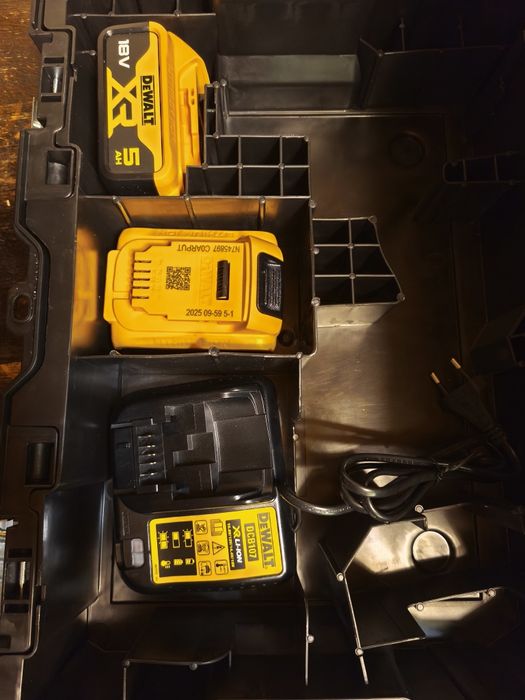 Akumulator DeWalt   5Ah - 2 sztuki i ładowarka