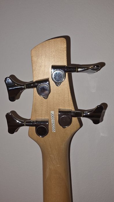 Czerwona gitara basowa Ibanez + wzmacniacz, kabel i uchwyt