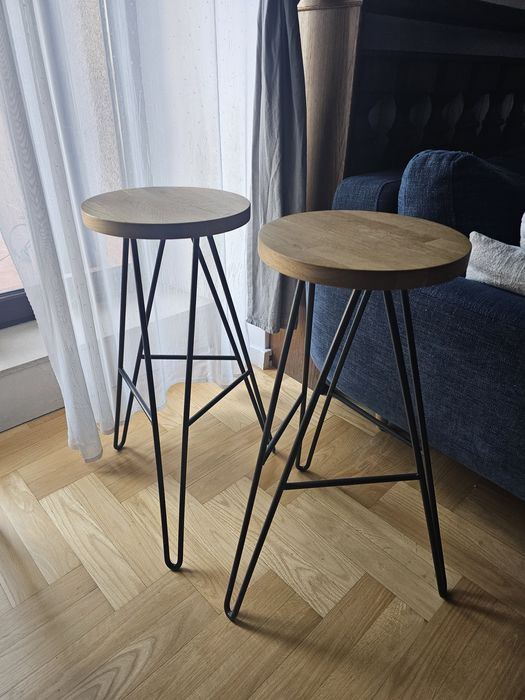2 hokery z drewnianym siedziskiem.loft