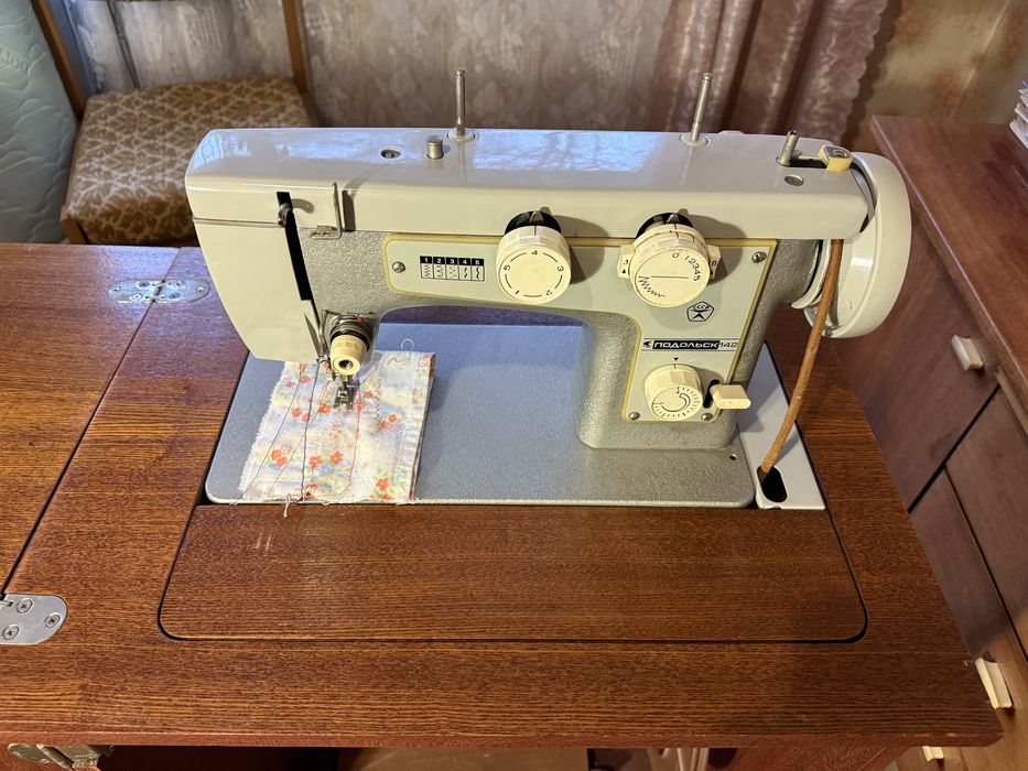 Швейна машинка Подольск 142 з тумбою — повністю робоча