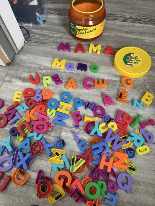 Магнітні цифри і англійські букви.Гарно для вивчення букв цифрів,