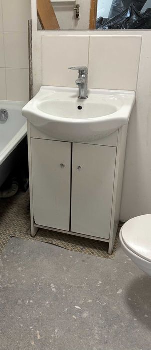 Szafka z umywalka i baterią