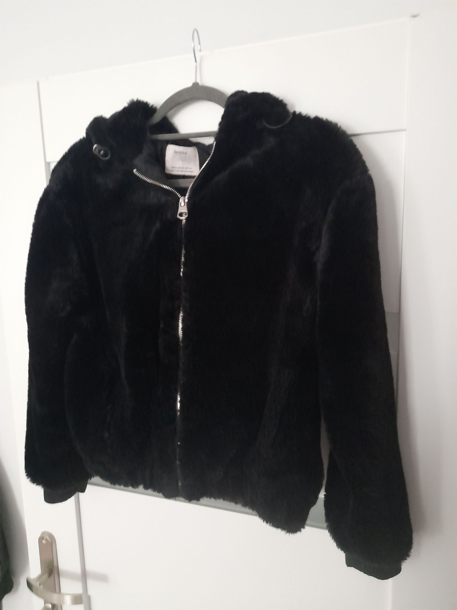 Kurtka futerko bershka xs czarne z kapturem