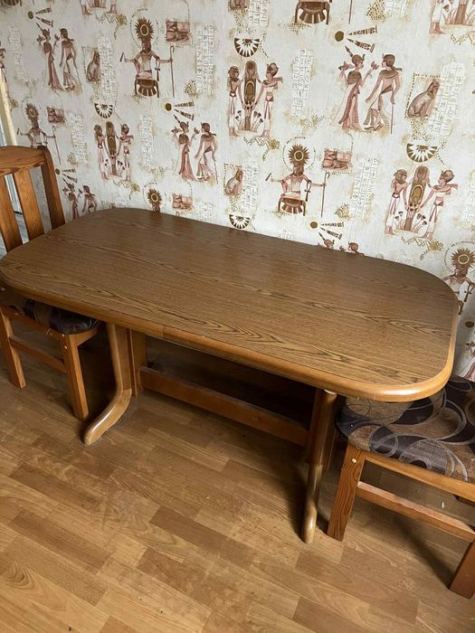 Stół plus krzesła