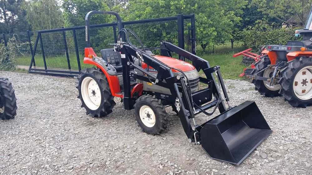 Traktorek japoński, mini traktor Yamar AF-18 z ładowaczem.