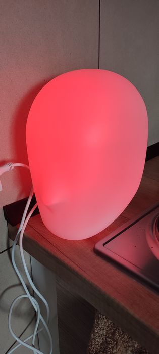 Lampka RGB w kształcie głowy – zmieniająca kolory