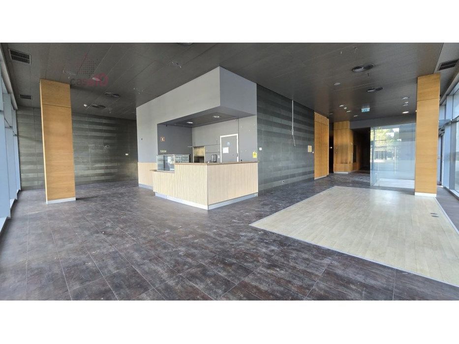 Vende-se excelente espaço comercial no Parque das Nações