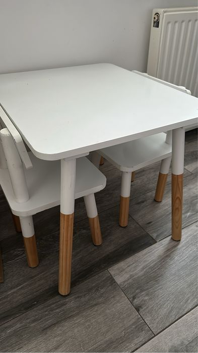 Stolik dzieciecy + 2 krzeselka