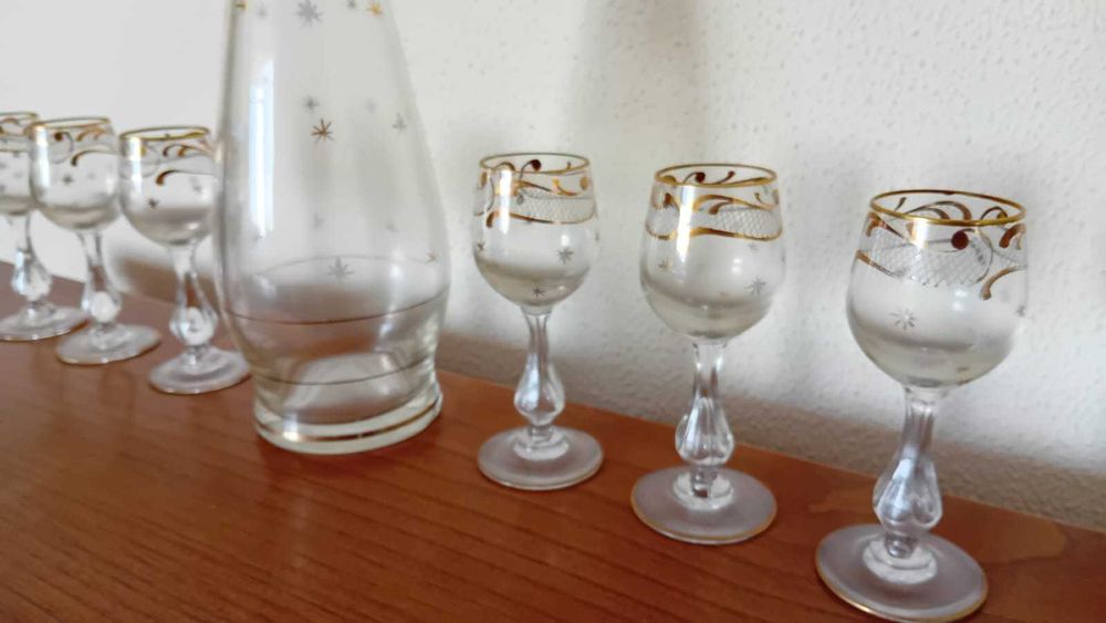 Conjunto pintado a branco e dourado