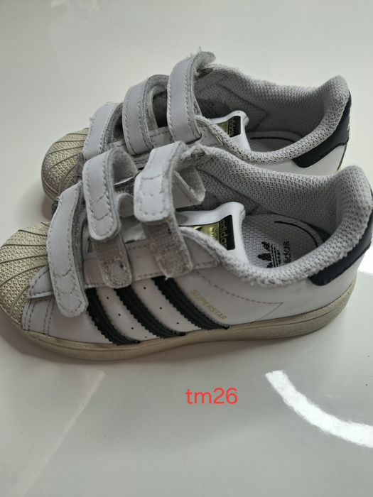 Varios modelos de calçado  de menino