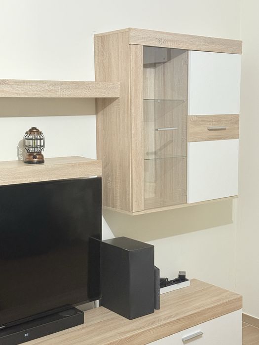 *Móvel de Sala/TV em Madeira Clara com Branco – Excelente Estado*