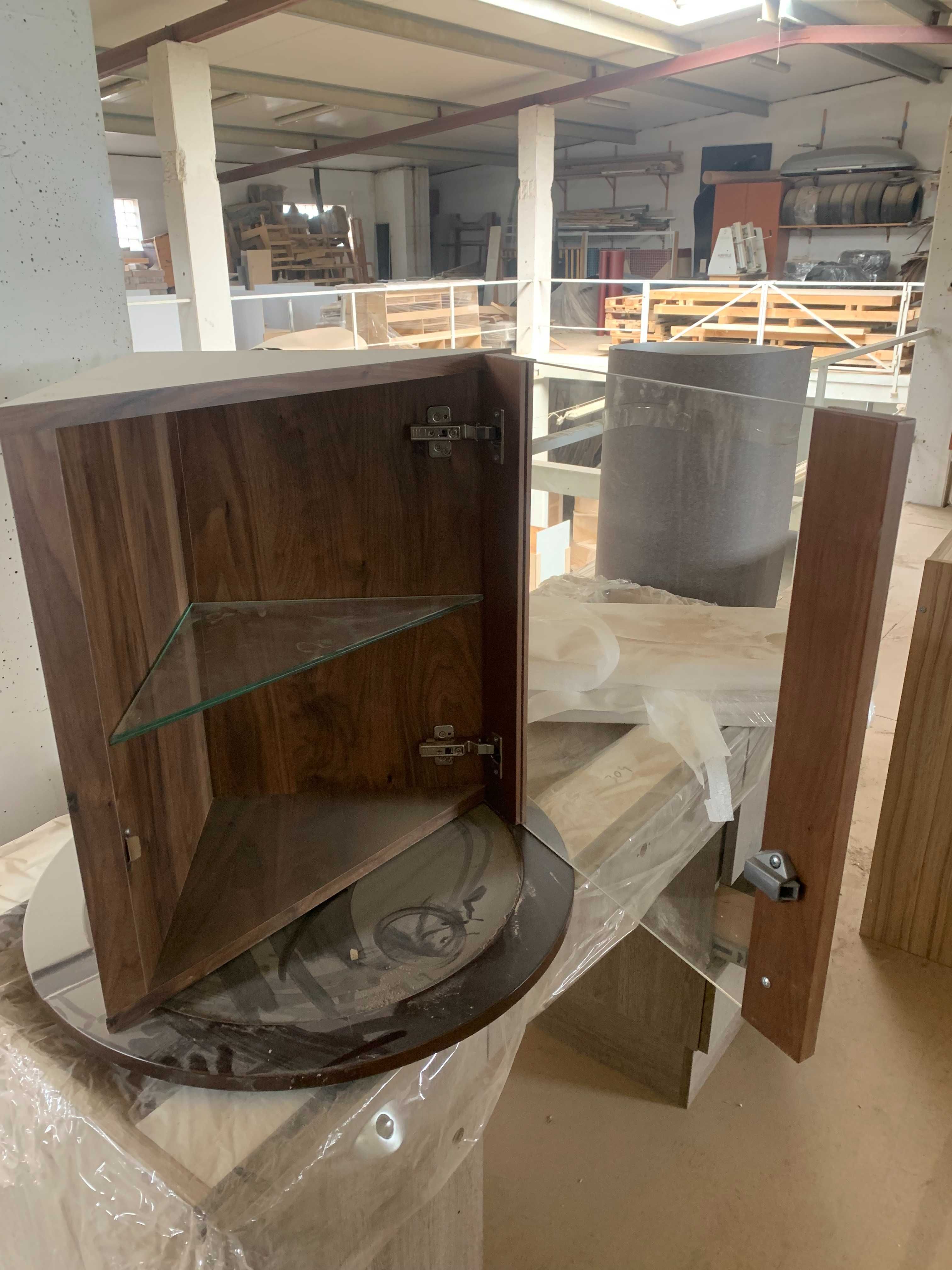 drewniana szafka ORZECH narożna ze szklanym frontem i półeczkami