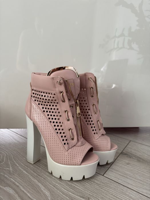 Всі по 449. Ідеальний стан. Гортай. 3 пари