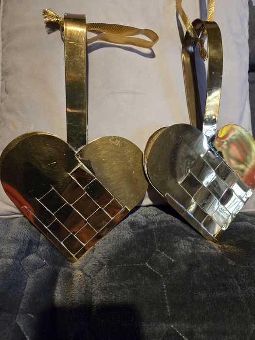 Dwa serduszka w kolorze złotym.