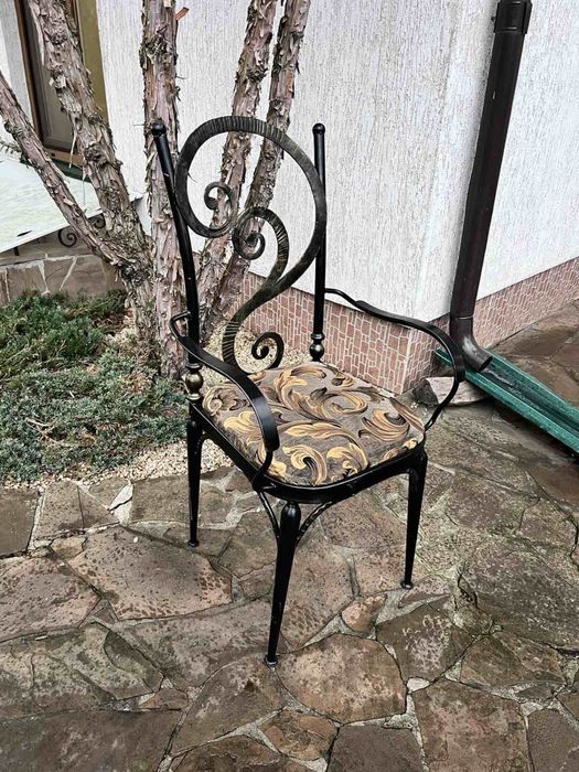 Стілець кований.