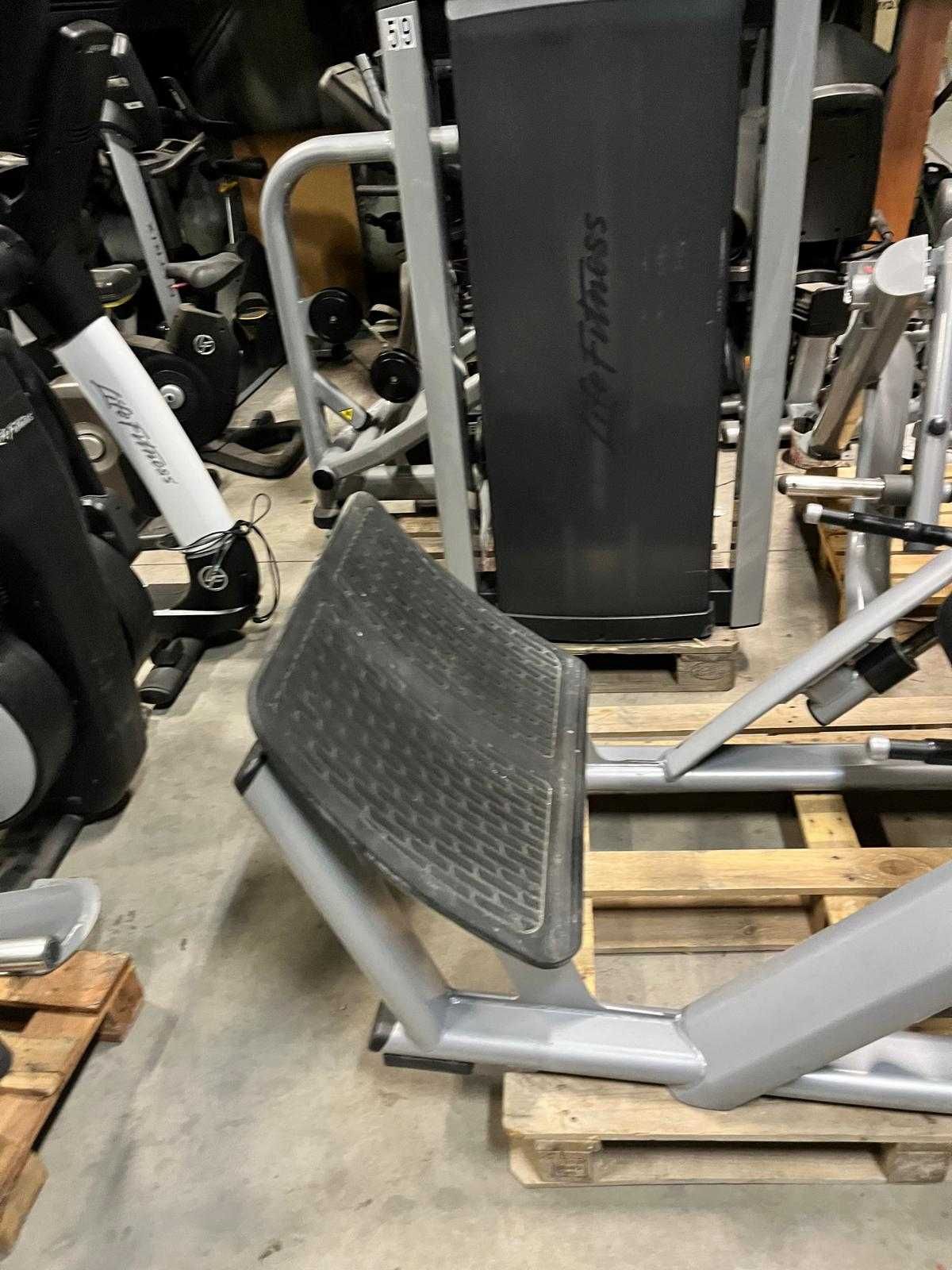 Maszyna na nogi Precor Hack Squat  Discovery Series Plate Loaded