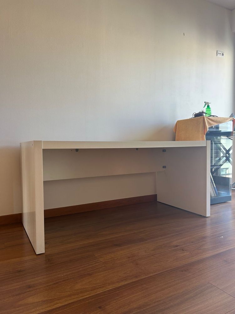 Mesa de estudo branca