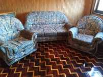 Sofá-cama, modelo antigo, em bom estado