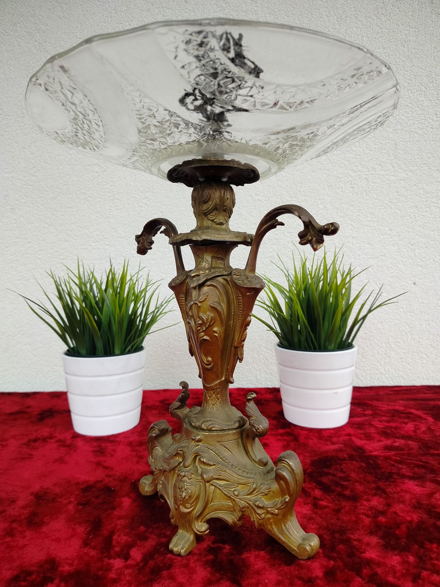 Stylowa, pałacowa patera z cynkalu – elegancja dawnych rezydencji