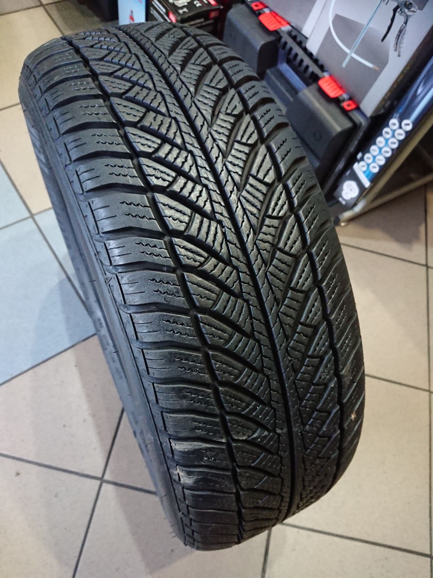 Goodyear Ultra Grip 8 195/55R16 19r