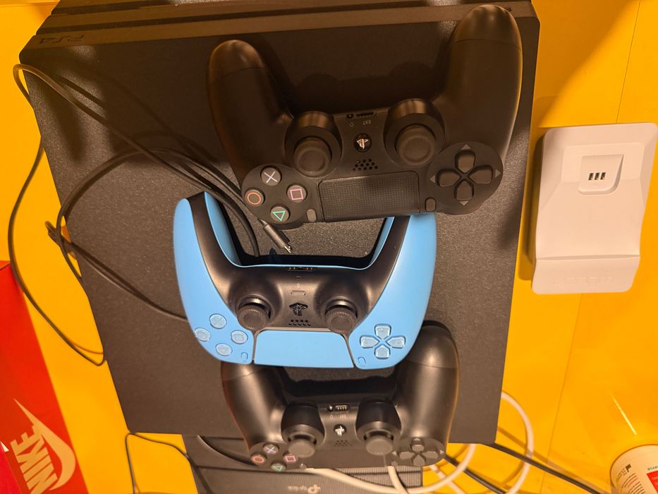 PS4 pro w stanie bardzo dobrym- cały zestaw