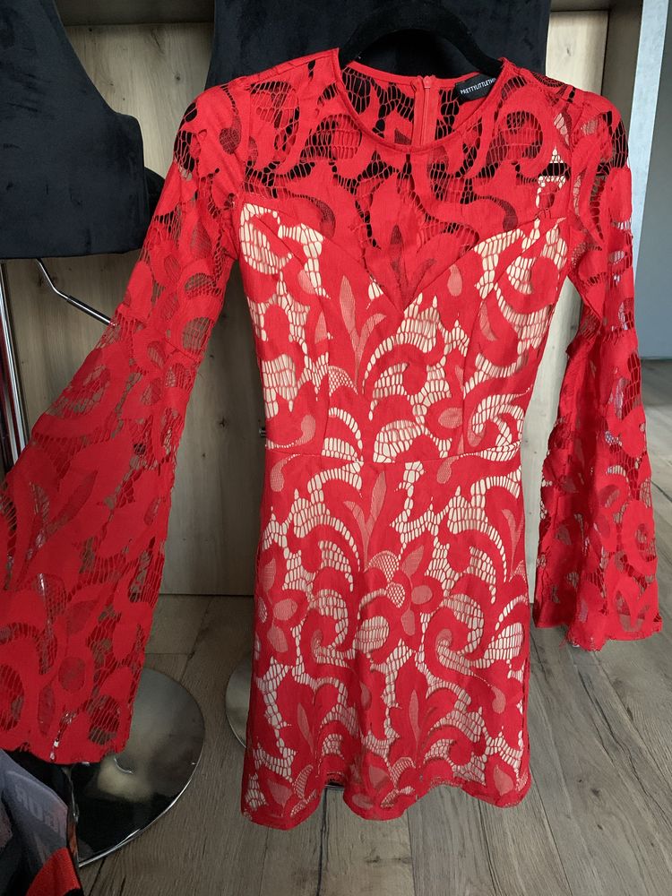 Sukienka rozkloszowana z szerokimi rękawami koronkowa beżowa czerwona